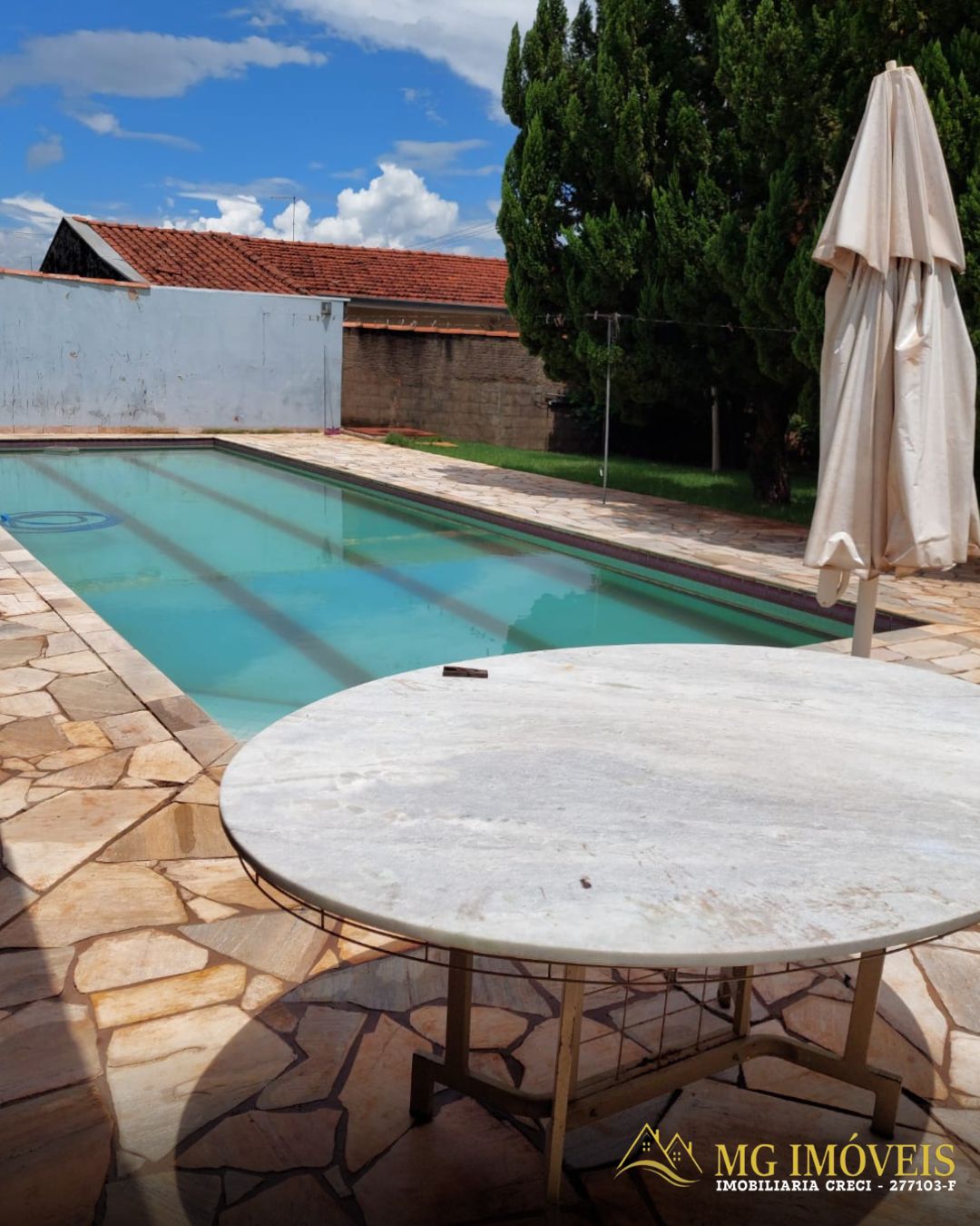 VENDO CASA COM PISCINA